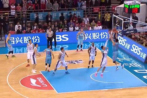 世界最经典的十大足球技巧（盘点全球最经典的十大足球绝技）