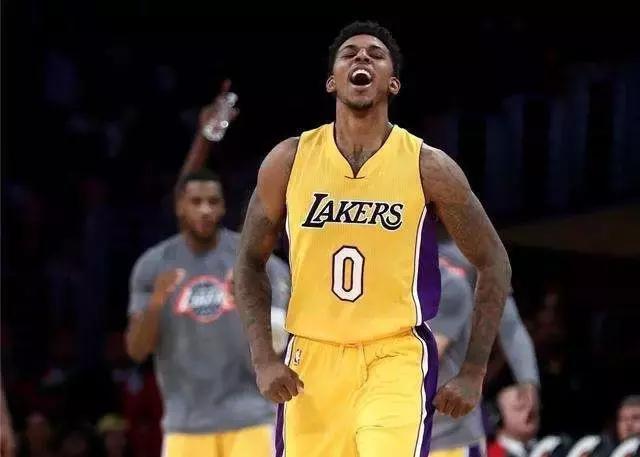 圣诞快乐！NBA官方晒詹姆斯 东契奇 杜兰特赛前入场片段（NBA官方送上圣诞祝福：晒詹姆斯、东契奇、杜兰特赛前入场片段）