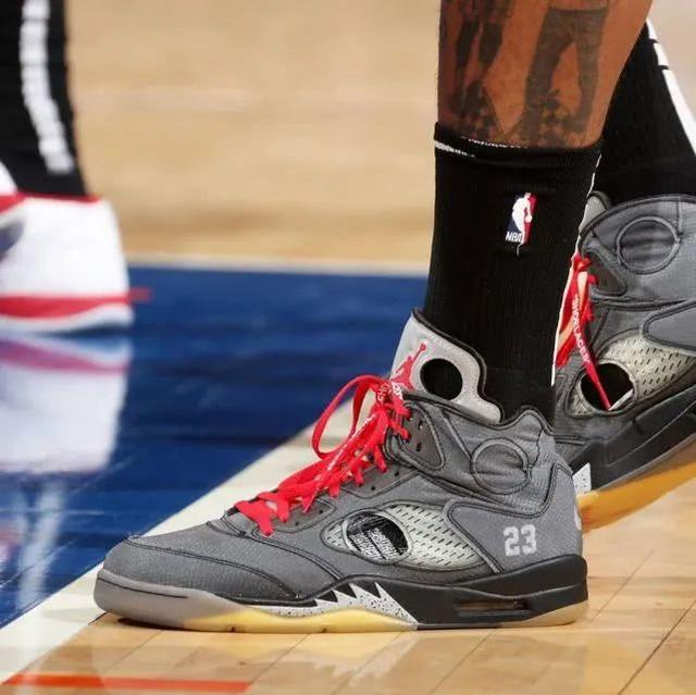 官方：因威胁并辱骂裁判，塞维利亚后卫马尔康-特谢拉停赛6场（官方通报：塞维利亚后卫马尔康-特谢拉因威胁辱骂裁判被禁赛6场）