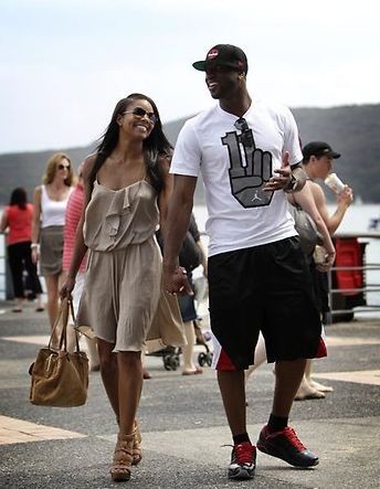 阿根廷国家队抵达安哥拉，大批球迷等候并高呼梅西名字（阿根廷国家队飞抵安哥拉，众多球迷迎候高喊梅西）