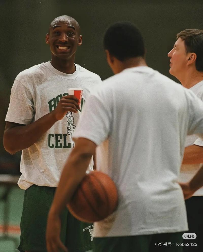 环足奖年度最佳女足球员候选：邦马蒂、普特利亚斯、凯莉在列（邦马蒂、普特利亚斯、凯莉入围环足奖年度最佳女足球员）