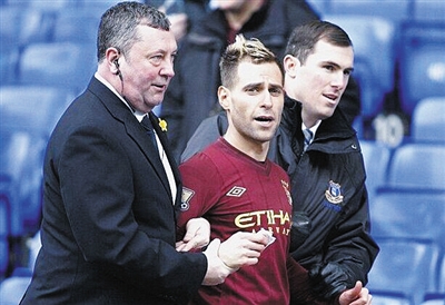 TA：曼城冬窗大概率召回埃切韦里，不排除留队的可能性（TA：曼城冬窗极有可能召回埃切韦里，但仍不排除留队）