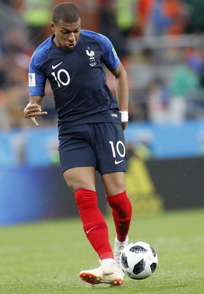 看巴萨被布鲁日进了三个球，想笑了。（目睹布鲁日对巴萨连下三城，我忍俊不禁）