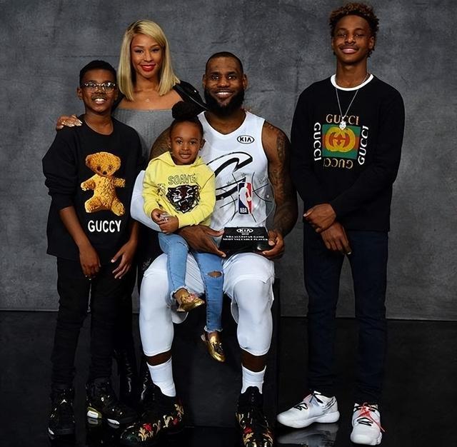 伊利牛奶开启促销活动：买三箱牛奶即送CBA新赛季球票一张（伊利牛奶推出优惠：购三箱送CBA新赛季球票一张）