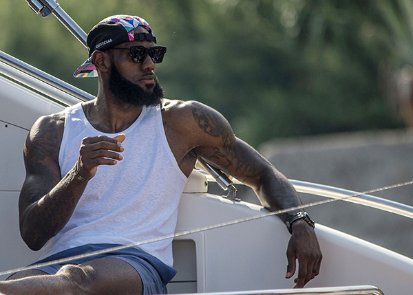 手感火热！奎因单节三分3中3轰14分4板3助2断（奎因手感爆棚，单节三分3投3中轰14分4板3助2断）