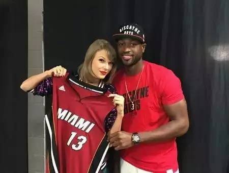 希望没什么事！杨阿力疑似防守塔克时受伤 捂着手臂被换下（但愿无大碍！杨阿力防守塔克时疑似受伤，捂着手臂被换下）