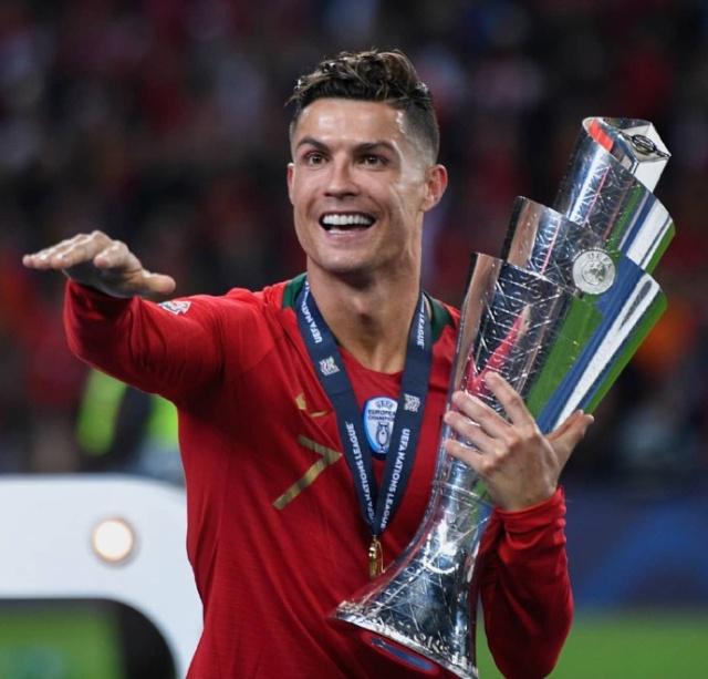 成都球迷怒喷自家球员：球迷和谁有仇你们就输谁，我们要不要脸？（成都球迷怒斥本队球员：遇到仇家就输？颜面何在？）