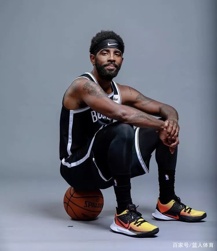 世界杯预热海报里没有C罗遭质疑，FIFA删除原海报改“怀旧”（世界杯预热海报未见C罗惹争议，FIFA删帖改推“怀旧版”）