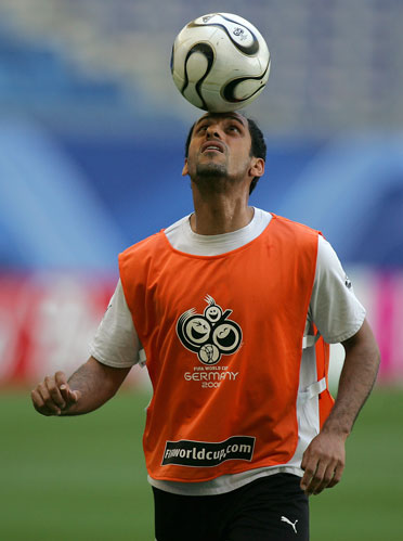 澳超半场：双方破门乏术，悉尼FC暂0-0墨尔本胜利（澳超半场：悉尼FC与墨尔本胜利互交白卷，比分暂为0-0）