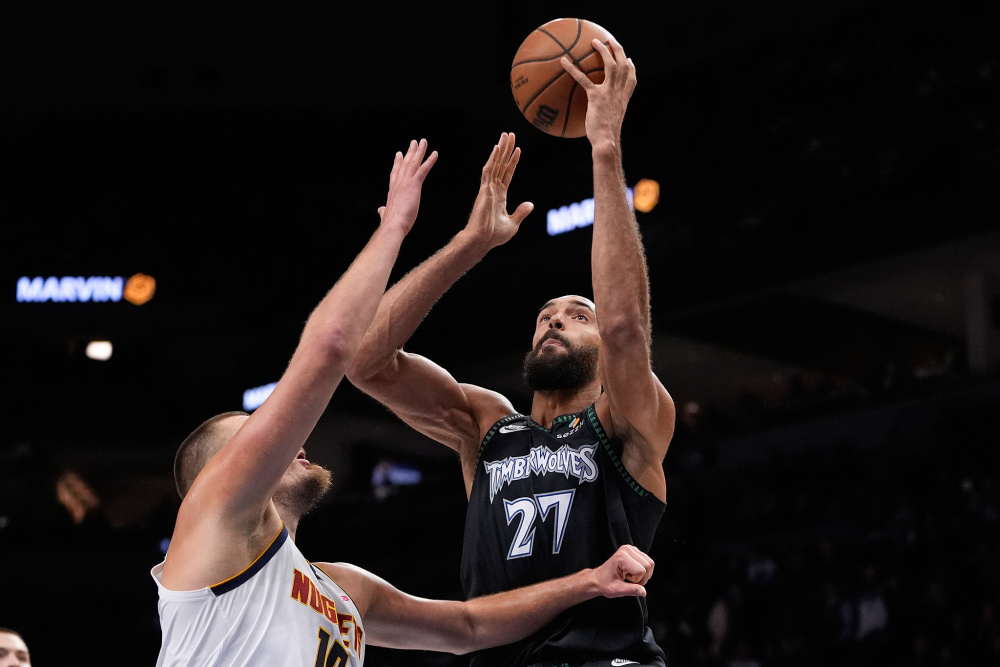 叙旧！杜兰特和拄着拐杖的比尔在赛前热聊（赛前旧友相见：杜兰特与拄着拐杖的比尔热聊）