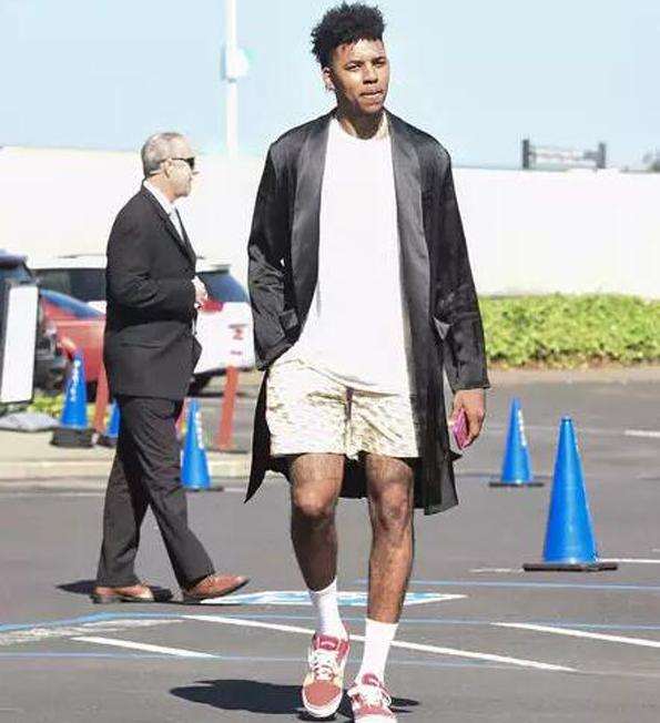 跟队记者：米兰将在周五和维尔图斯恩泰拉进行友谊赛（记者：米兰周五将与维尔图斯恩泰拉进行热身赛）