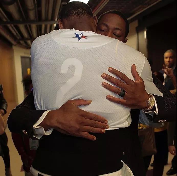 欧文突破防守造成杀伤球成功（欧文强突撕裂防线，造犯规并打成）