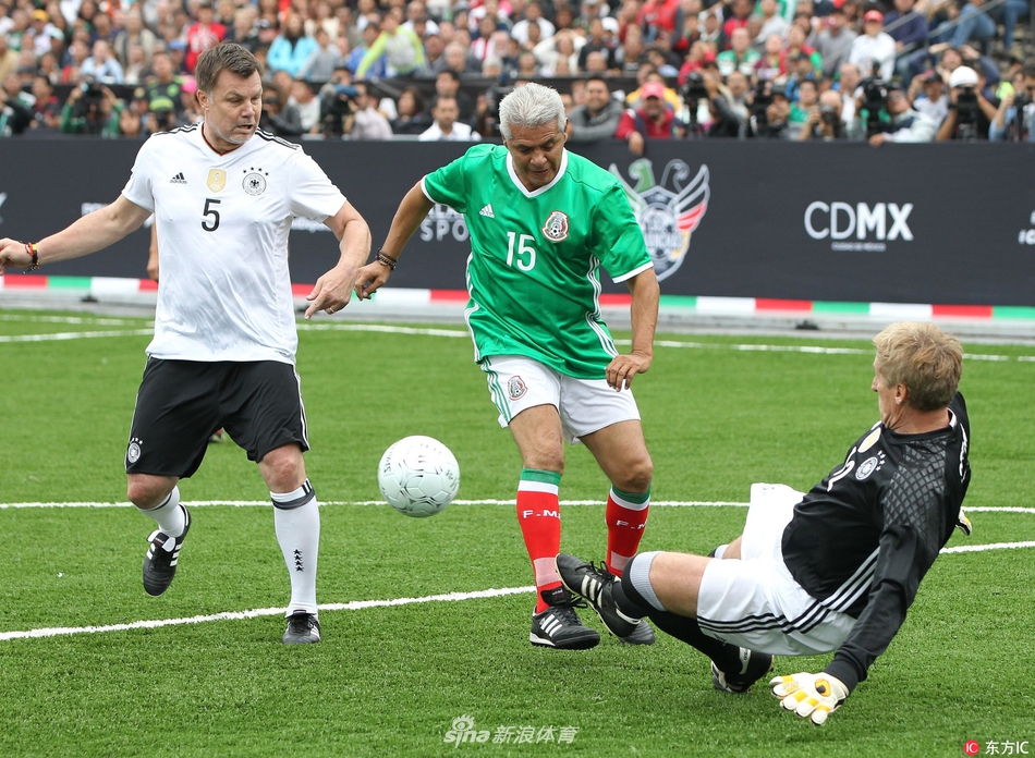 女足英联杯中发生暴力冲突，一名球员抓住对手脖子将其摔倒（女足英联杯爆发肢体冲突：一名球员抓住对手颈部将其摔倒）