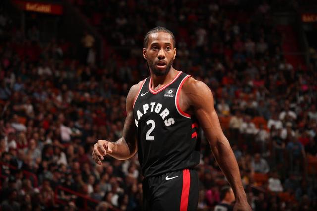 篮球湖人球员场上发挥获得球迷认可（湖人球员赛场精彩发挥赢得球迷赞誉）